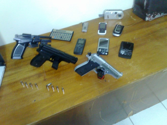 Armas de fogo e munições também foram localizadas com o grupo |