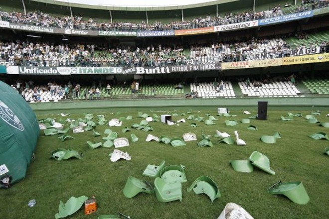 Restos de cadeira pelo gramado |