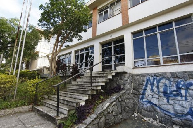 Casa que abrigava a Polícia Federal já está vazia há algum tempo, assim como outras duas da via |