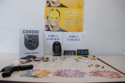 Polícia apreendeu drogas, celulares, dinheiro e uma arma de brinquedo | Divulgação/PM