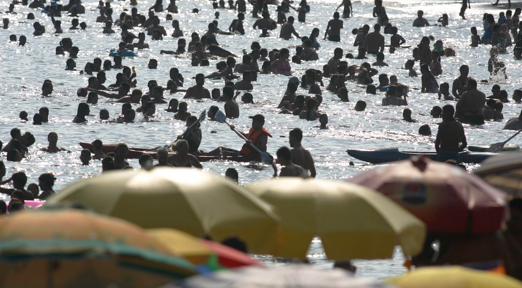 Praia Mansa, em Caiobá, ontem: movimento no feriado de Natal já é uma prévia para o ano-novo | Jonathan Campos/Gazetado Povo