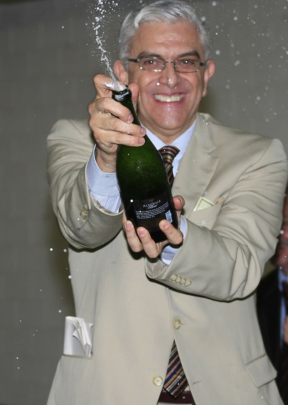 Mário Celso Petraglia festeja a vitória de Marcos Malucelli, há um ano: último ato no clube | Giuliano Gomes/ Gazeta do Povo