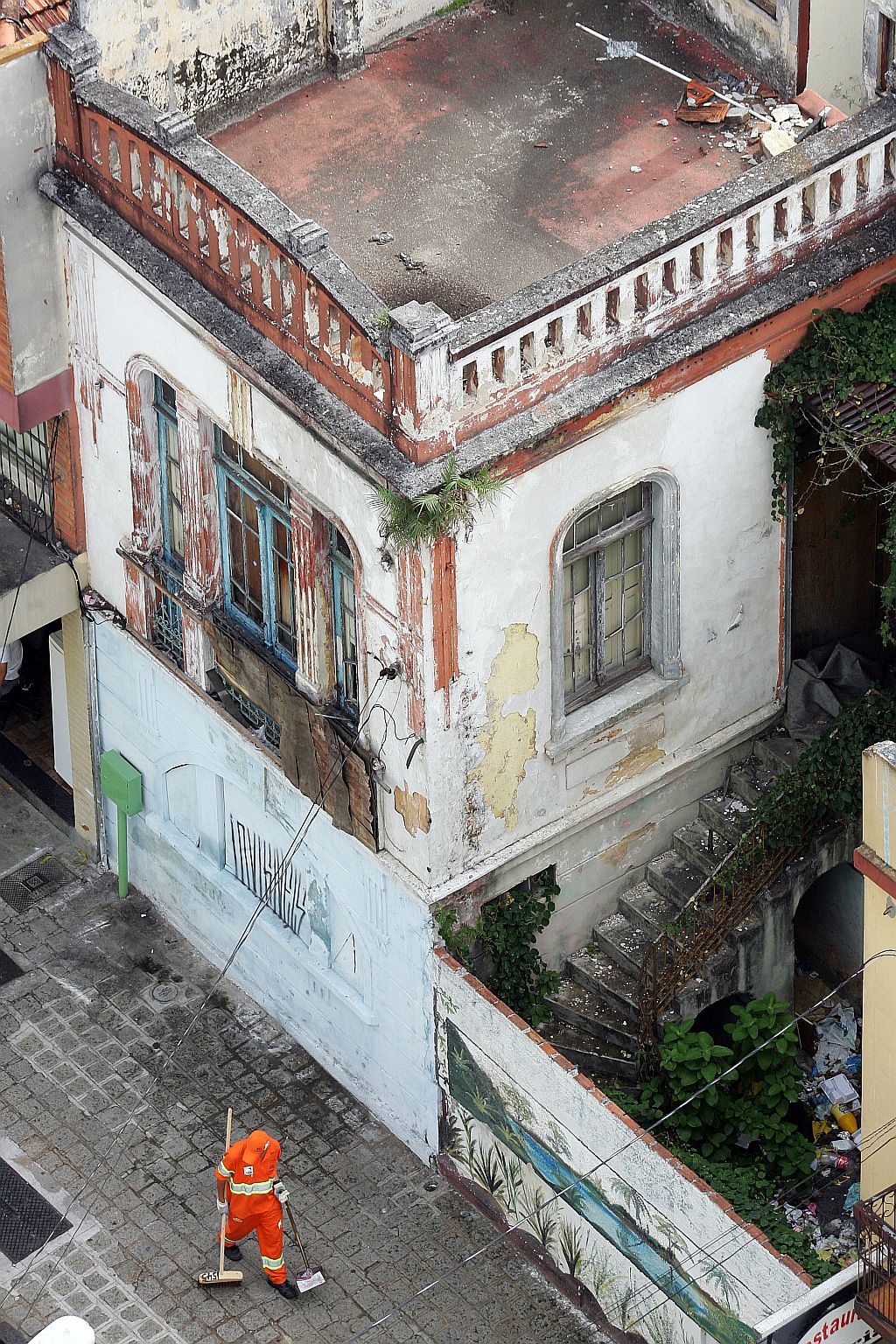 Vista de prédio abandonado na Rua Riachuelo, uma das que é contemplada pelo projeto: imóveis sem preservação passarão a pagar mais IPTU | Daniel Castellano/ Gazeta do Povo