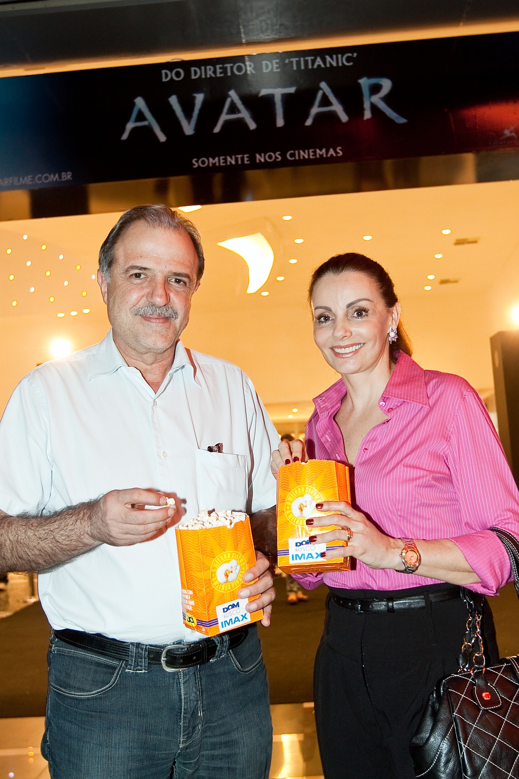 Zélia e Aníbal Tacla foram os anfitriões da badalada avant-première exclusiva do filme Avatar, que lotou o Imax do Shopping Palladium nesta quarta-feira | Naideron Jr.