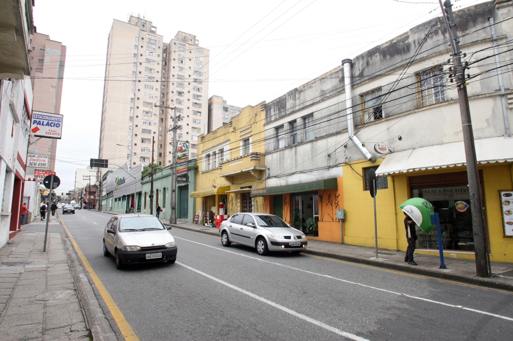 Rua Treze de Maio: poucos imóveis residenciais para venda. Moradores antigos não se desfazem de casas e apartamentos | Priscila Forone/Gazeta do Povo