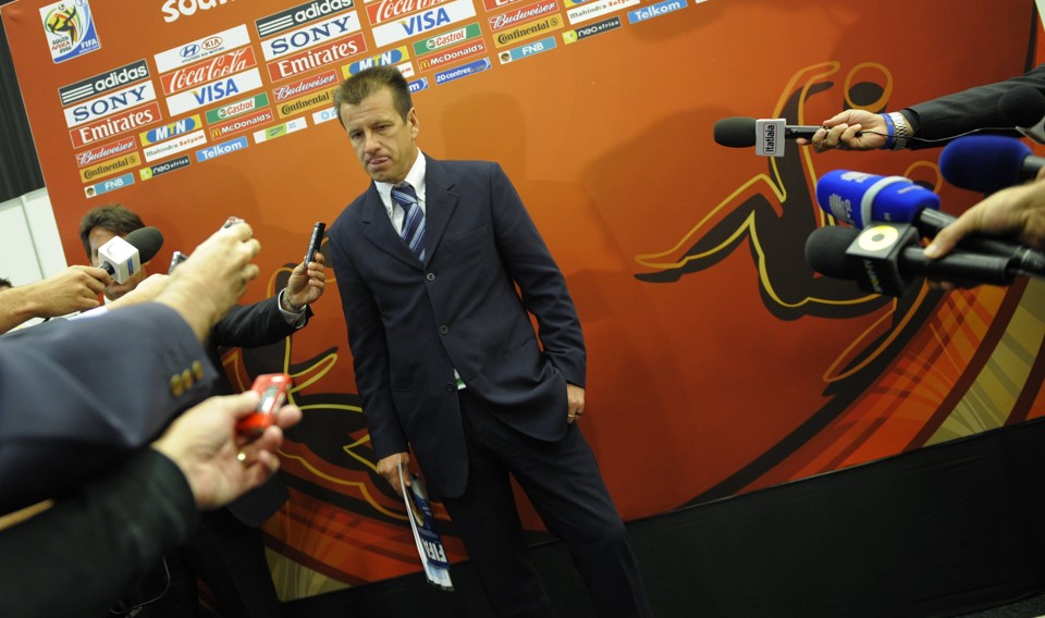 Dunga marca presença no sorteio dos grupos Técnico Dunga durante coletiva no Centro de Convenções da Cidade do Cabo, na África do Sul, nesta sexta-feira | AFP