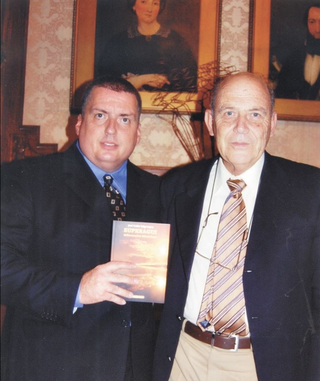 Marco Túlio Vargas recebe o livro Superagui, autografado pelo escritor José Carlos Veiga Lopes, presidente da Academia Paranaense de Letras, que lançou a obra no Palácio dos Leões, sede do BRDE | 