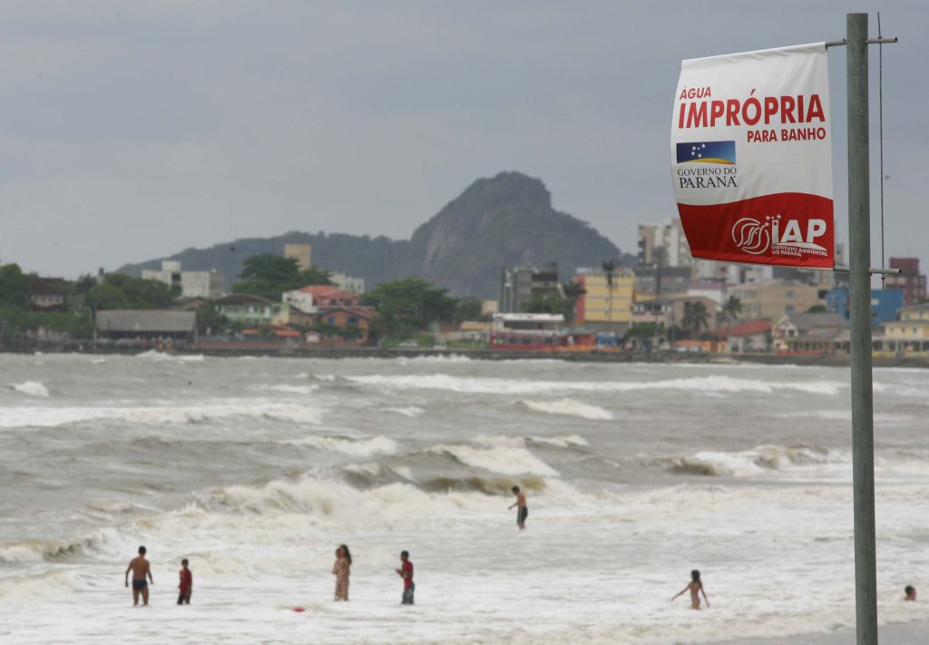 Bandeiras postas em pontos impróprios: banhista deve evitar áreas ao redor da sinalização | Jonathan Campos/Gazeta do Povo