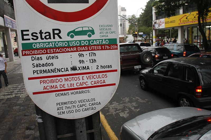 Mesmo cadastrados, motoristas que estacionarem em vagas especiais terão que pagar EstaR | Arquivo/Gazeta do Povo