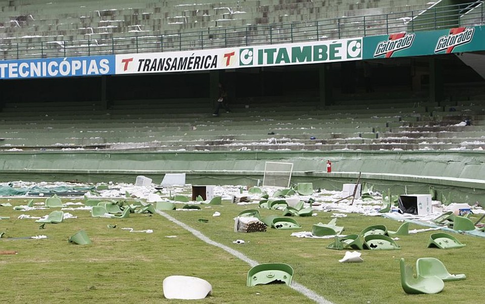 Após o jogo, o que se tem é um estádio destruído e meio milhão de reais de prejuízo | Aniele Nascimento / Gazeta do Povo