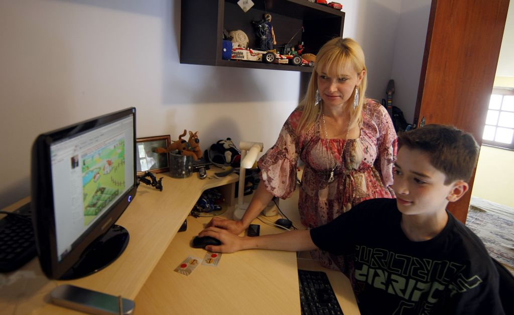 Déborah e Eduardo: jogo no computador com moderação | Valterci Santos/Gazeta do Povo