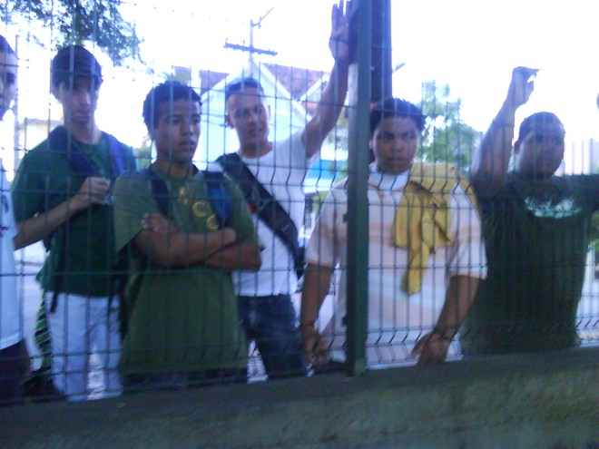 Torcedores protestam do lado de fora do Couto Pereira. Desta vez, polícia não teve trabalho | 