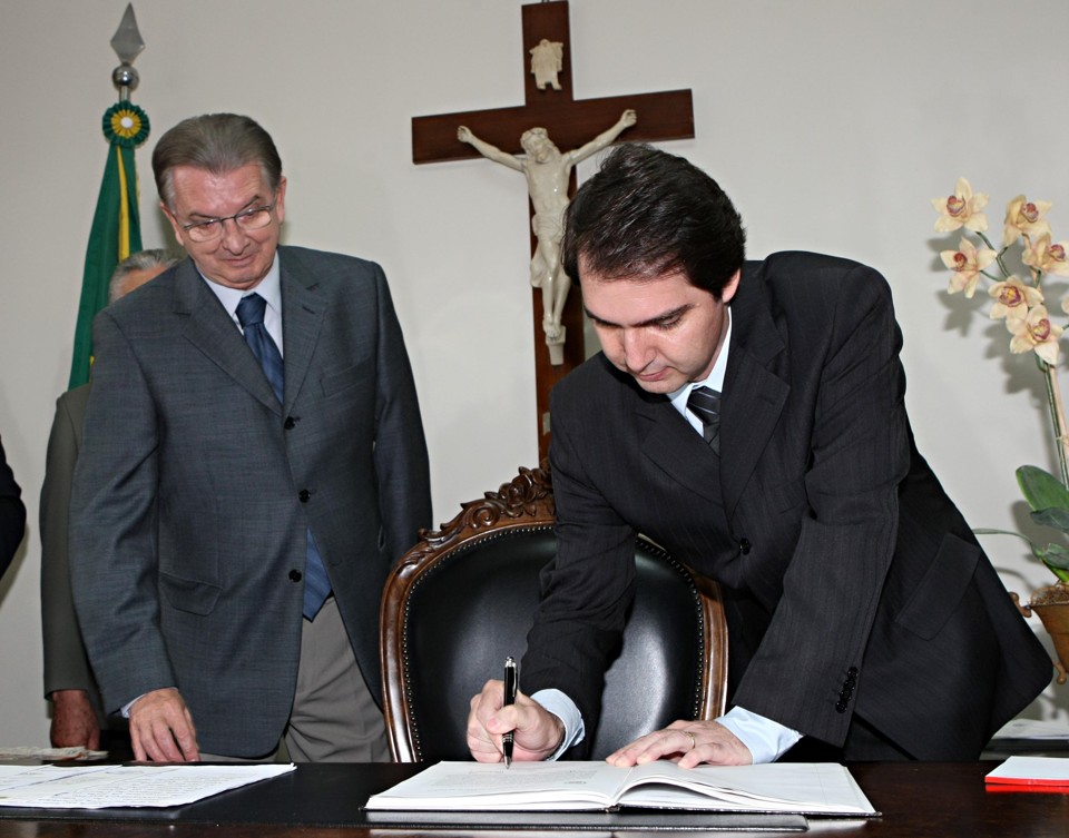 Wilson Quinteiro toma posse e Maringá aumenta representatividade na Assembleia Quinteiro assinou posse na presença de Nelson Justus, presidente da assembleia | Albari Rosa / Agência de Notícias Gazeta do Povo