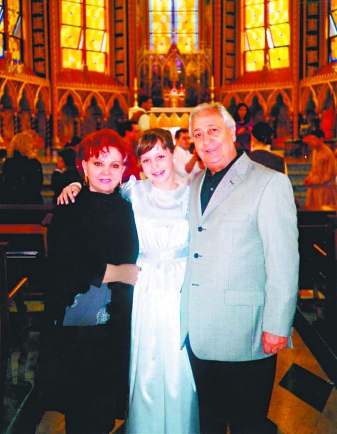 GRATO ACONTECIMENTO - Gianne Goedert comemorou sua primeira comunhão, que aconteceu na Igreja Nossa Senhora do Rosário, em São Paulo, ao lado dos avós Gislene e José Macedo. A jovem é filha de Giselle e Augusto Venício Goedert | 