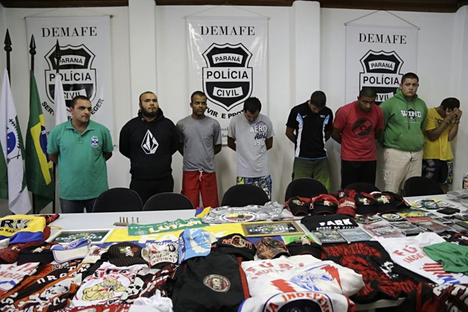Polícia também irá identificar e procurar homens que aparecem nas fotos exibindo as armas |