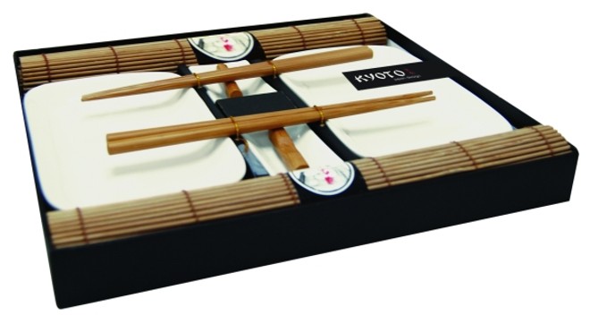 Com 10 peças (2 pratos, 2 suportes para hashi, 2 pratos para molho e 2 pares de hashi), o kit para sushi Kioto em cerâmica custa R$ 72 na Biagallo do Shopping Curitiba | 
