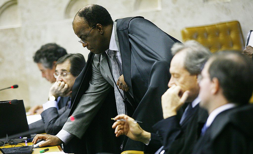 No julgamento do Supremo prevaleceu o voto do ministro relator, Joaquim Barbosa (em pé na foto), para quem houve desvio de recursos de empresas estatais para a campanha do tucano, o chamado valerioduto mineiro | Ueslei Marcelino/STF