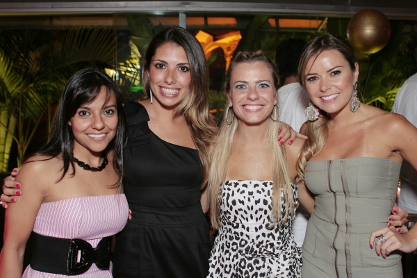 Juliana Cartaxo, Rafaela Santos, Manoela Andrade e Rafaela Rocha na festa Jingle Friends, que lotou os bares Taj e Es Vedrà na noite de Natal |