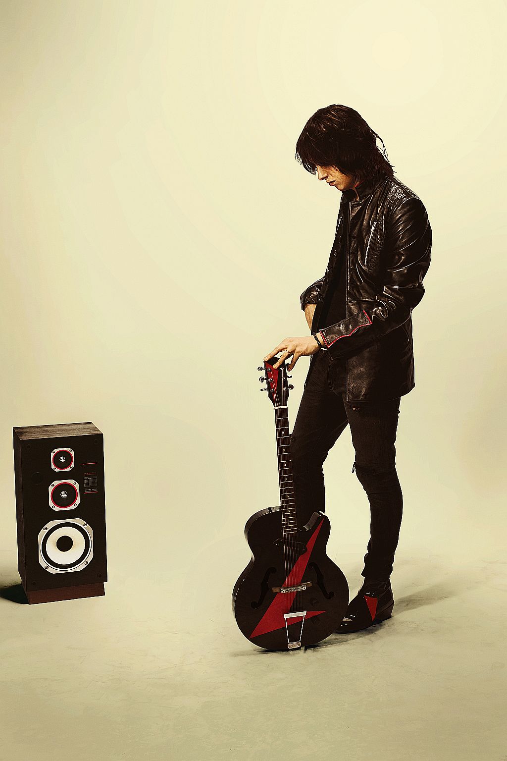 Julian Casablancas: jaqueta de couro permanece, mas sonoridade de seu primeiro disco-solo é diferente | Divulgação/Sony