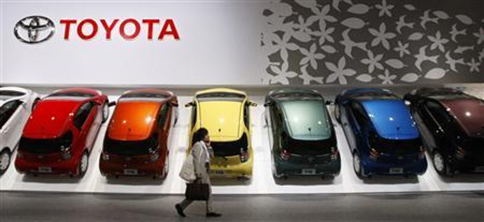 Visitante anda por linha da Toyota, em Chiba. A Toyota Motor informou nesta quinta-feira que vai revelar um modelo conceito de um aguardado veículo compacto apelidado de EFC | Reuters