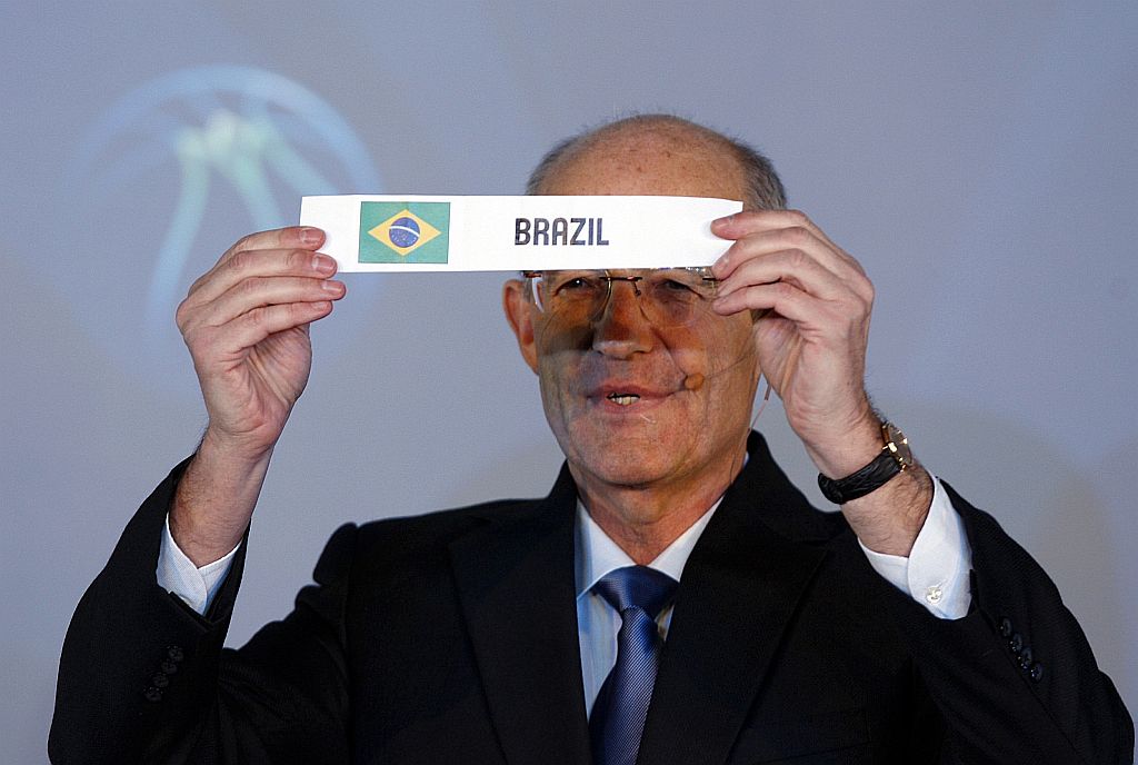 Lubomir Kotleba, ex-jogador turco de basquete, tira o nome do Brasil para o grupo dos Estados Unidos | Murad Sezer/Reuters