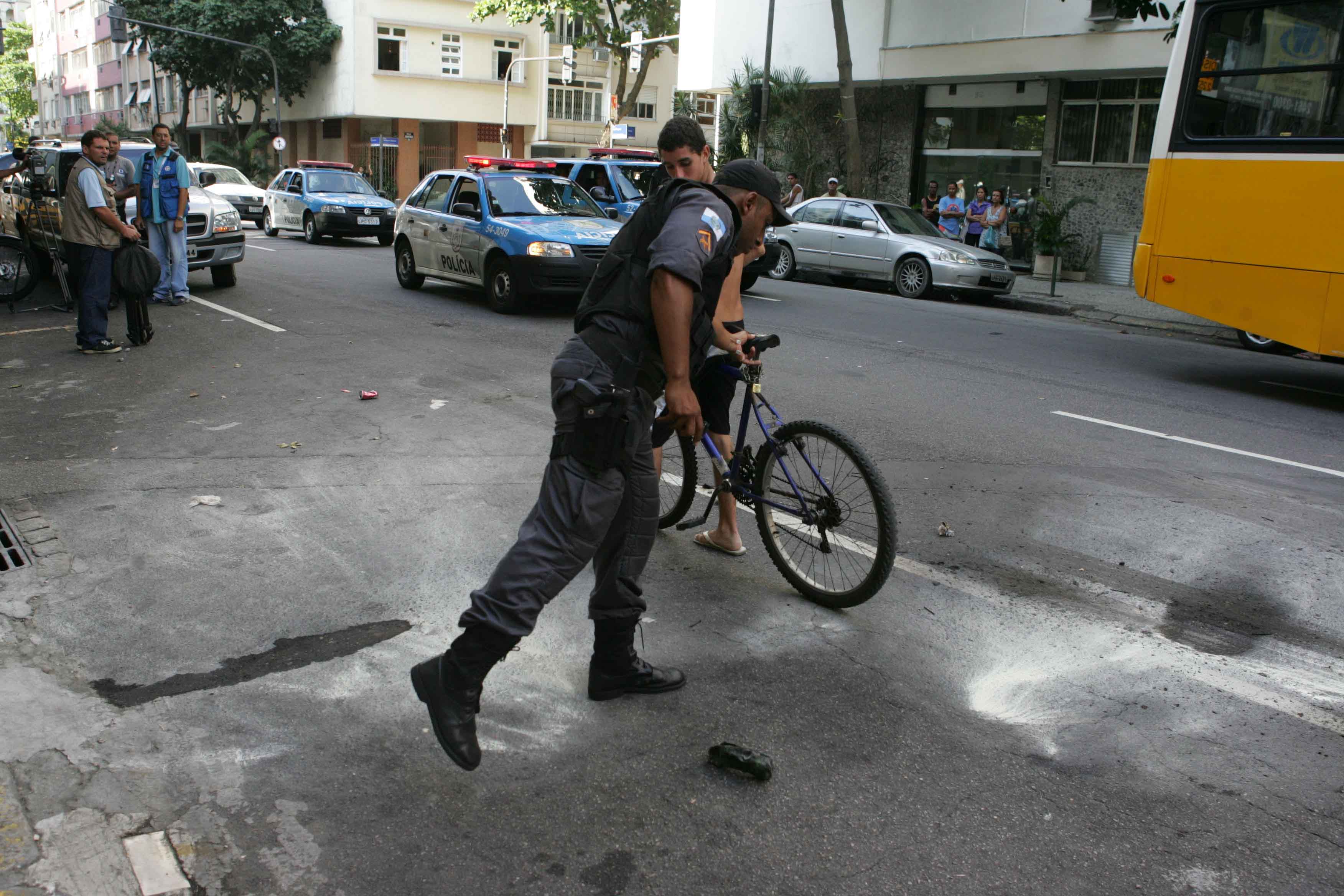 Policial vistoria o local onde o ônibus foi atacado. O incêndio, no entanto, não foi grave | Fernando Souza/Agência O Dia