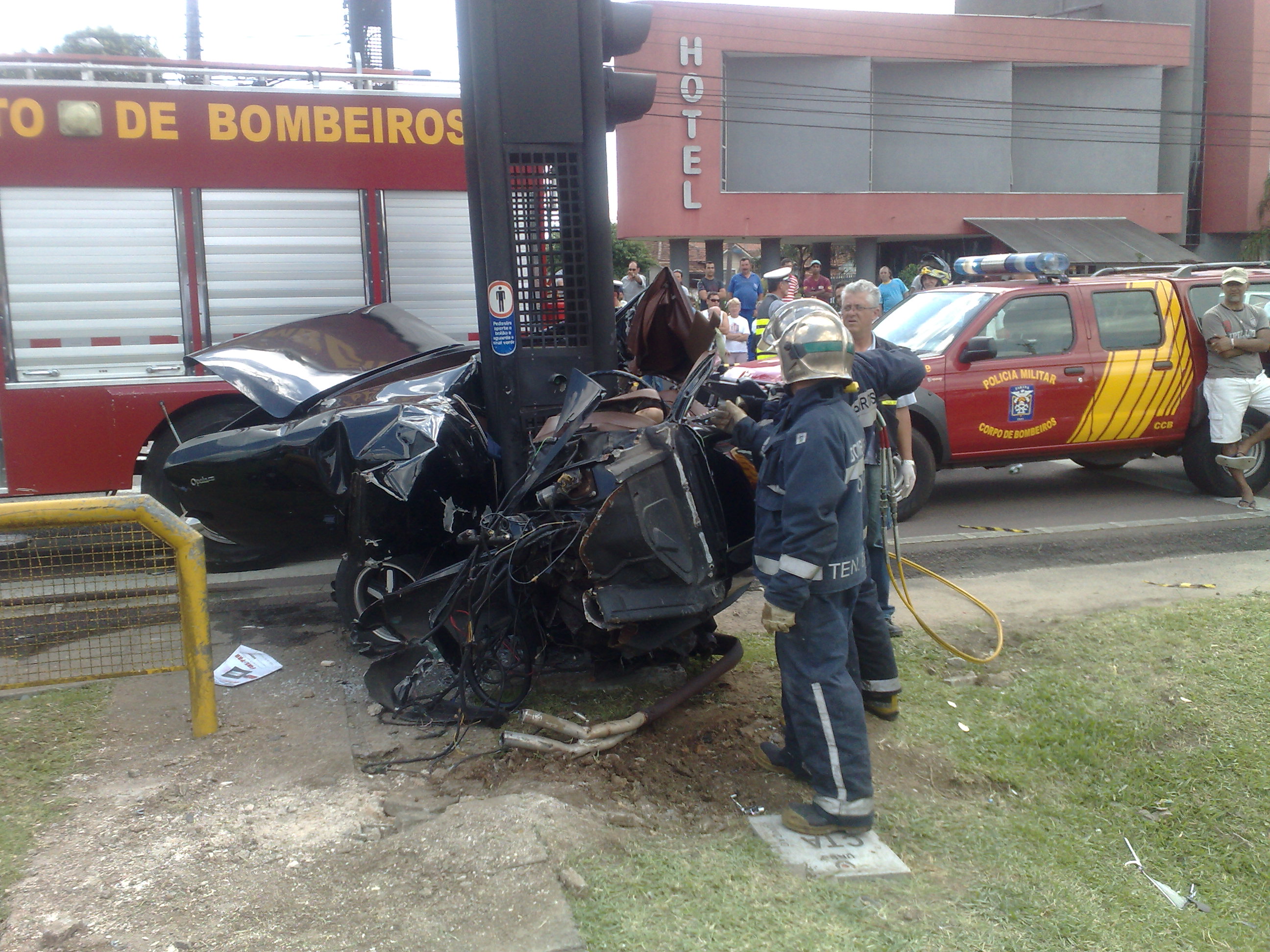 Acidente grave causou duas mortes na Avenida das Torres, em Curitiba. O carro em que estavam as vítimas ficou destruído | Adriano Ribeiro / Gazeta do Povo