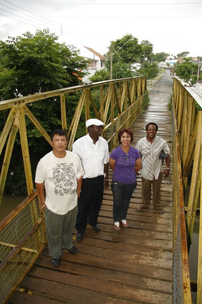 Ivo, Onofre, Cleuza e Daniel, na ponte que leva à Vila Olaria |