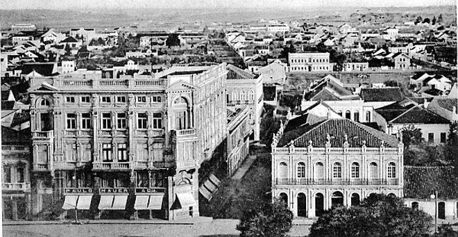 Do alto de uma das torres da Catedral foi feita a foto, apanhando parte da Praça Tiradentes, a atual Rua Monsenhor Celso e uma vista parcial do sul de Curitiba, em 1908 | 