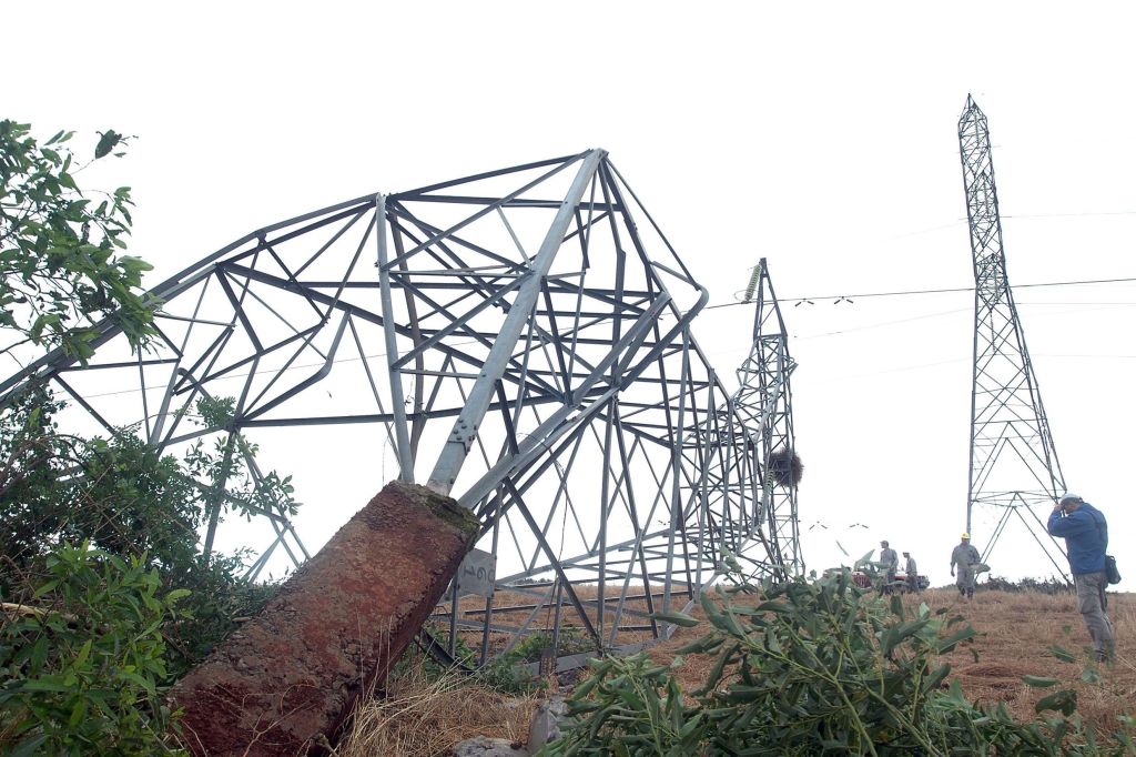 Torre de transmissão projetada para suportar ventos de até 150 km/h foi entortada pelo vendaval | Renoir Sampaio/Folha Imagem