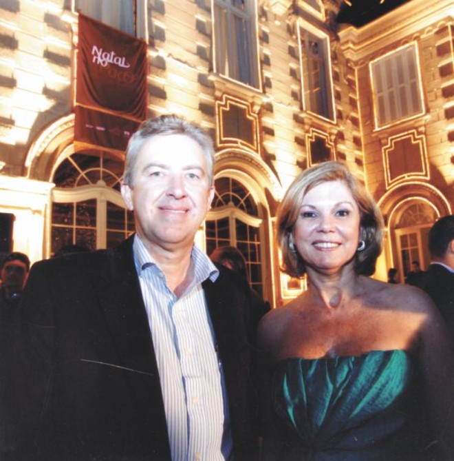 Na bela e fulgurante abertura oficial do Natal em Curitiba, tendo como palco o Castelo do Batel, o vice-prefeito Luciano Ducci e Lígia Hartmann | 