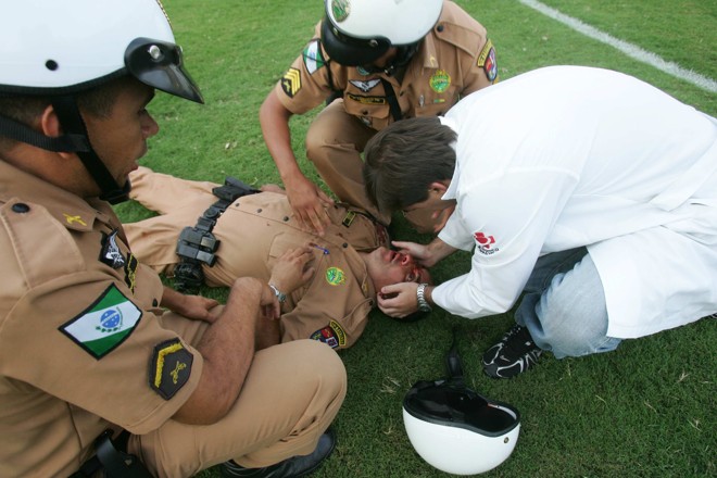 Um policial foi atingido e caiu desacordado no gramado |