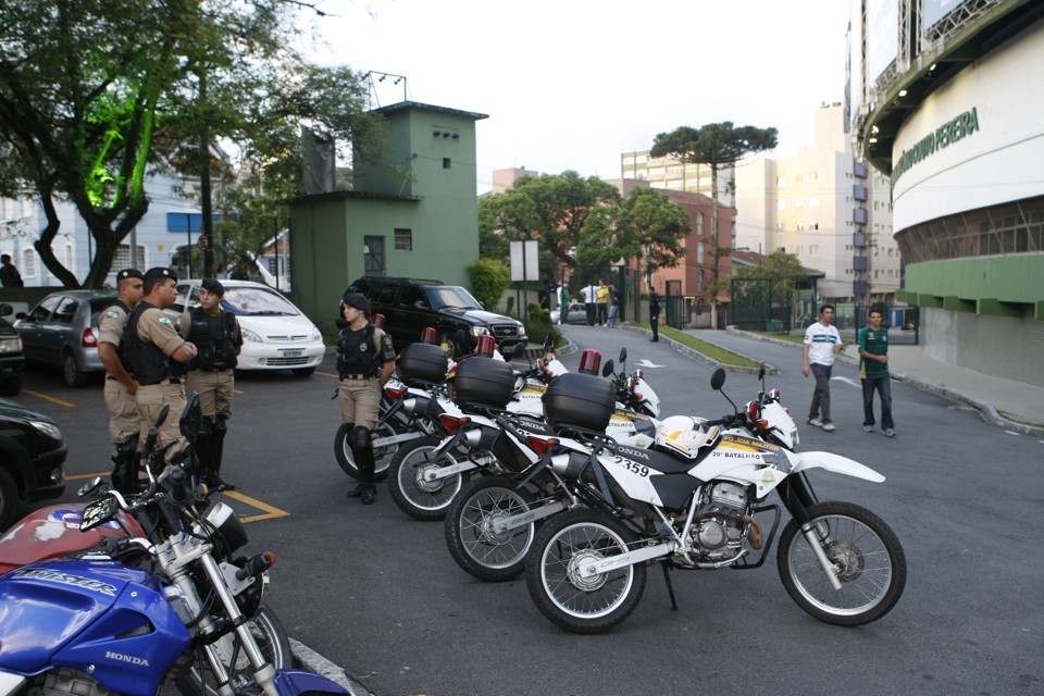 Temendo protestos violentos, a polícia reforçou a segurança no entorno do Alto da Glória. | Antonio Costa/ Gazeta do Povo