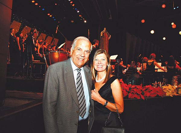 O casal Oriovisto Guimarães e Fani Durães foi o anfitrião do Concerto de Natal da Universidade Positivo, que teve apresentações na segunda e na terça-feiras, no Teatro Positivo Grande Auditório. Pró-reitora de Extensão da instituição, Fani foi a responsável pela concepção do evento, que teve regência do renomado maestro Norton Morozowicz | Daniel Derevecki