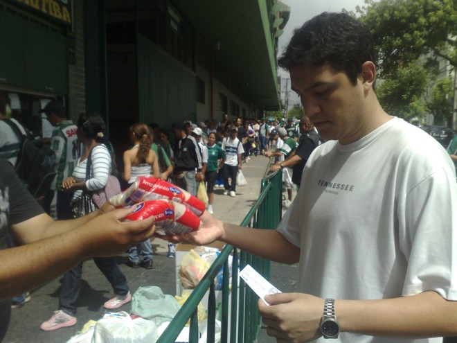 Torcedor trocam alimento por ingressos em frente ao Couto Pereira |
