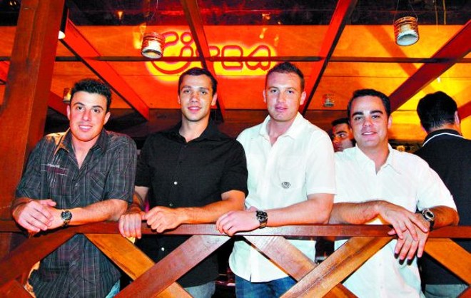 NOVO BARZINHO - Os empresários Aluche Omairi, Claudio Egas de Oliveira, José Angel Gil e Diego Galleas inauguraram na última semana o bar Citra, na Rua Itupava, com proposta de levar a noite curitibana para o outro lado da cidade. O novo espaço, assinado pelo badalado arquiteto Gastão Lima, tem teto solar retrátil, para aproveitar as noites de verão e conta com happy hour e gastronomia japonesa de terça a domingo | 