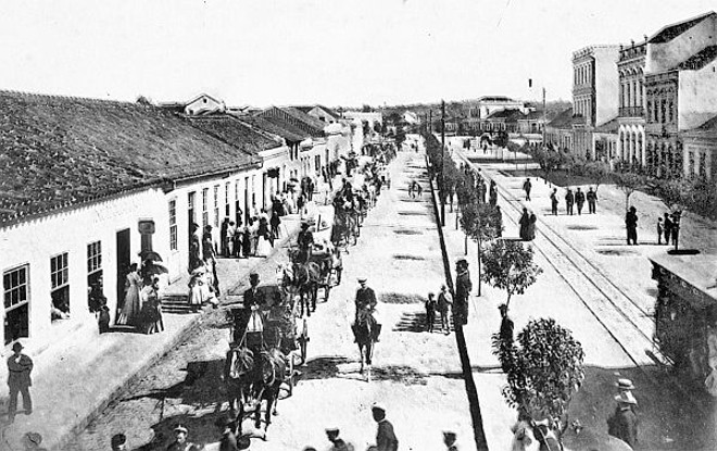 A Avenida Luiz Xavier em fotografia feita quando da visita do presidente Afonso Pena a Curitiba, em 1906 | 