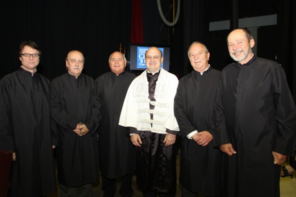 Os senhores de preto da foto são os novos professores eméritos da UFPR, que receberam os respectivos títulos na última segunda-feira, das mãos do reitor Zaki Akel Sobrinho (ao centro), durante a sessão solene em comemoração aos 97 anos da instituição ocorrida no Teatro da Reitoria. São eles: os pesquisadores  Frederico Brandini e Heinz Dieter Oskar Fill (ambos nas pontas) e os médicos Luiz Carlos Sobânia,Affonso Antoniuk e Gerson Tavares | Mauro Campos