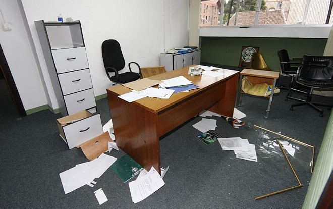 Gavetas foram reviradas e remexidas durante os atos de vandalismo no Couto Pereira |