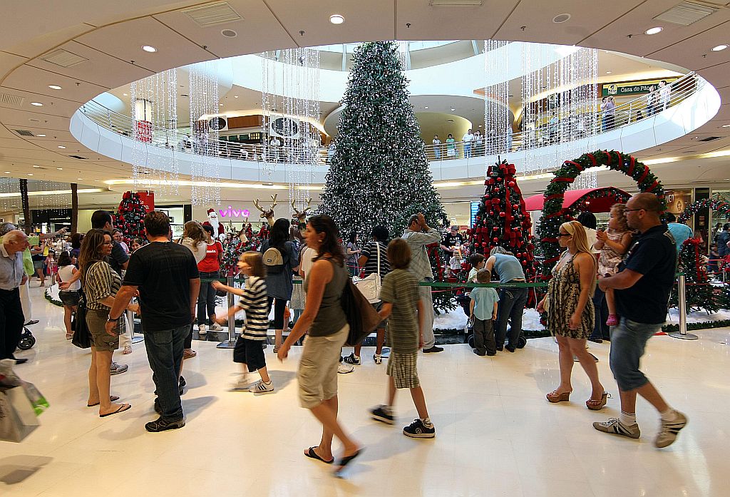 Saguão do ParkShopping Barigui ontem: expectativa dos estabelecimentos é vender 11% mais do que no Natal do ano passado | Fotos: Albari Rosa/ Gazeta do Povo