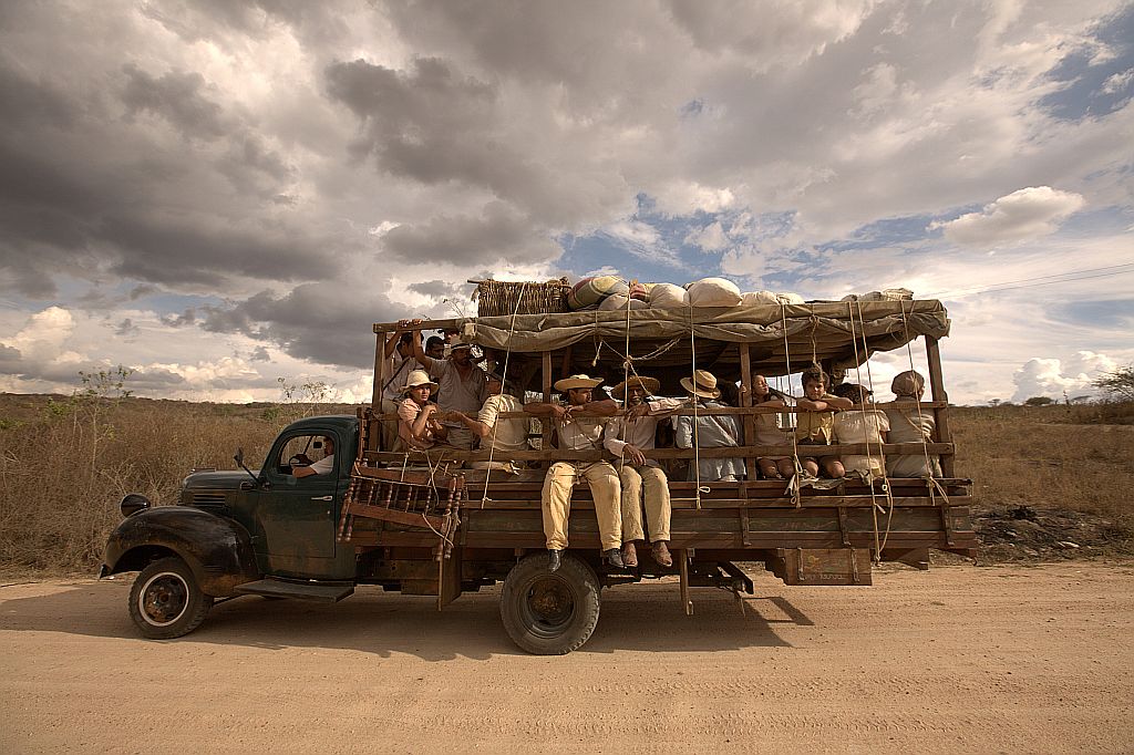 O inesperado acontece: quem diria que um sujeito que seguiu dentro de um pau-de-arara do sertão nordestino rumo ao Sudeste se tornaria presidente do Brasil e viria a ser chamado de o cara pelo presidente dos EUA? | Divulgação