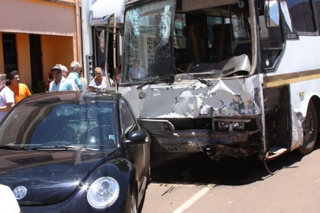 O ônibus teria ficado sem freios em uma das ruas mais íngremes da cidade |