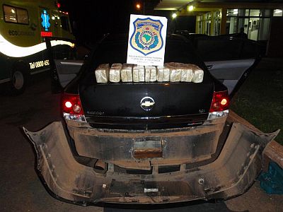 Droga estava escondida dentro de um fundo falso no para-choques | Divulgação/PRF