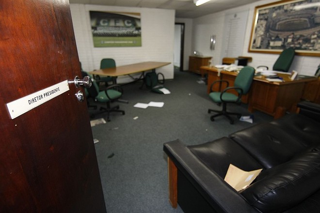 A sala do presidente do Coritiba, Jair Cirino, foi um dos locais invadidos pela turba revoltada com a queda do time para a Segundona: próximo mandatário terá uma dura realidade como desafio, com problemas financeiros, políticos e de relacionamento com a torcida |