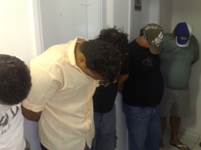 Na foto, cinco das dez pessoas detidas pela polícia |