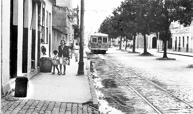 A Rua Marechal Floriano, apesar do acúmulo de água na sarjeta, tinha certa poesia com a presença dos bondes e das magnólias plantadas em seu canteiro central, em 1947 | 
