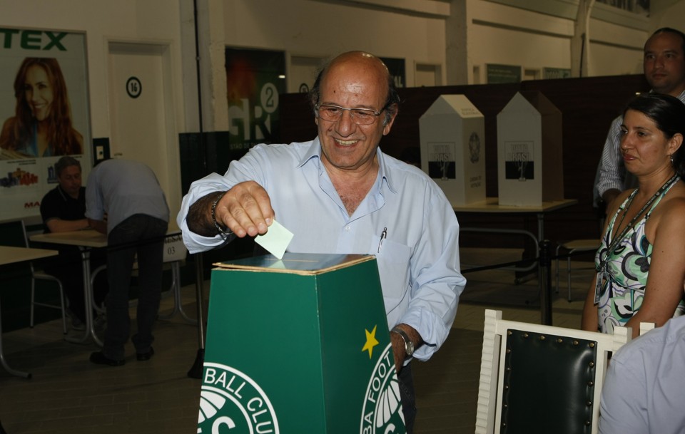 Omar Akel, novo presidente do Conselho Deliberativo, deposita seu voto na eleição coxa-branca. | Antonio Costa/ Gazeta do Povo