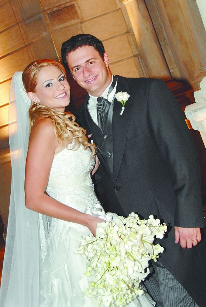 Casamento - O engenheiro mecânico Raul Pedroso e a empresária Fernanda Martins casaram-se em cerimônia religiosa na Igreja São José Trabalhador, recepcionando os convidados com belíssima festa no Castelo do Batel. A decoração, assinada pela Vox e Maria Flor, foi uma das mais belas que o Castelo já viu, em tons de preto e dourado, surpreendendo os convidados pela sofisticação e originalidade. O vestido da noiva, de sua mãe e da mãe do noivo foram assinados por Rosane Buschle | 