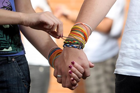 Pulseira do sexo alarma escolas Pelo jogo, quem teve a pulseira arrebentada deve cumprir o ato afetivo ou sexual correspondente | Albari Rosa/Gazeta do Povo