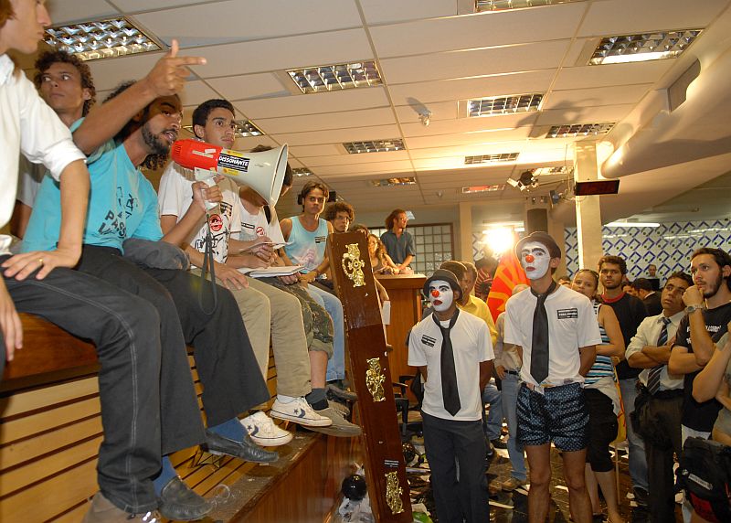 Estudantes invadiram a Assembleia do Distrito Federal pedindo o impedimento do governador José Roberto Arruda (DEM) | Renato Araújo / ABr
